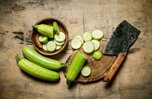 affettato zucchine e un vecchio accetta . foto