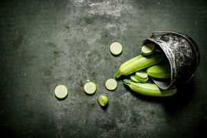 fresco zucchine nel il vecchio pentola. foto