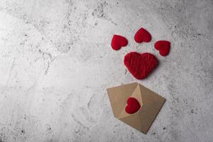 lettera vuota su uno sfondo di legno, concetto di san valentino. foto