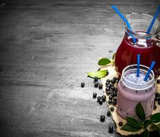 mirtillo frullati e fresco succo su il vecchio tessuto. foto