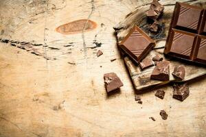 fette di buio cioccolato su il tavola. foto