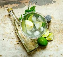 ingredienti cocktail - Limes, ghiaccio , Tequila, sale e liquore su il vecchio sfondo . foto