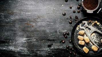 fresco caffè. caffè tazza con Marrone zucchero e arrostito cereali . foto