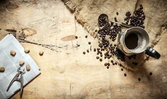 fresco caffè nel il brocca e giornale. foto