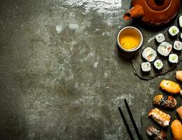 giapponese cibo. Sushi rotoli e un' tazza di tè. foto