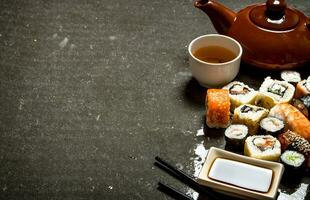 il rotoli e Sushi con erbaceo tè. foto