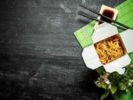 tagliatelle con gamberetto e soia salsa. foto