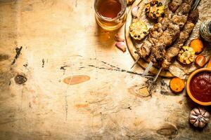 shish kebab con arrostito verdure e birra. foto