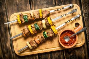 shish kebab di carne e verdure con il salsa. foto