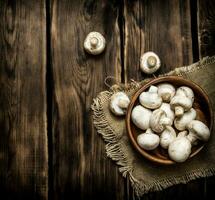 fresco funghi nel di legno tazze. foto