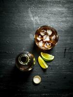 bottiglia di Rum con lime. foto