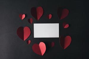 carta cuore rosso e bianco con biglietto da visita. foto