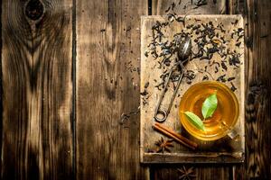 tazza di tè con verde le foglie. foto