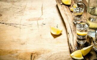 Vodka nel tiro bicchieri con Limone. foto