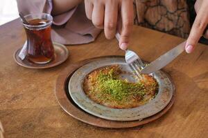 Turco kunefe dolce nel speciale servendo piatto con verde pistacchio foto