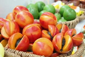 frutta forma colorato naturale sapone bar nel un' ciotola foto