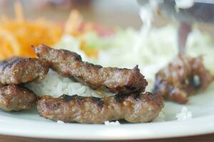 kebab, tradizionale Turco carne cibo con insalata su un' piatto . foto