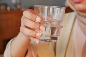 donne Tenere un' bicchiere di acqua con copia spazio foto