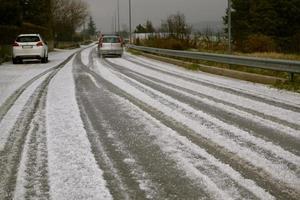 strada con grandine che sembra neve. foto