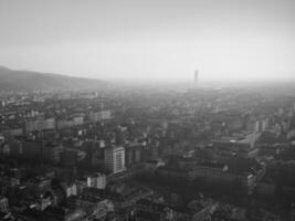 aereo Visualizza di torino con smog nel nero e bianca foto