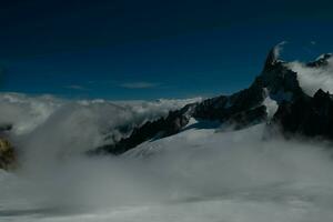 mont blanc montagna gamma sotto il neve nel Valle d'Aosta nel Courmayeur, nel il estate di 2023 foto