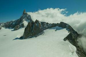 il mont blanc montagna gamma visto a partire dal punta hellbronner nel luglio 2023 sotto il neve foto