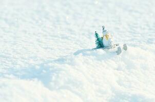 pupazzo di neve nel un' slitta con un' Natale albero nel cumuli di neve. inverno stagione sfondo. foto