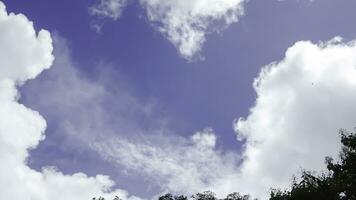 nuvole nel il blu cielo sfondo.cielo nuvole.cielo con nuvole tempo metereologico natura nube blu. blu cielo con nuvole e sole. foto