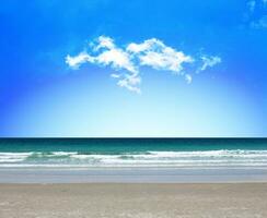 natura paesaggio Visualizza di bellissimo tropicale spiaggia e mare nel soleggiato giorno. spiaggia mare spazio la zona per estate design foto