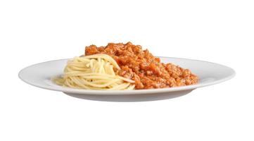 chiudere uno spaghetti e una salsa rossa in un piatto bianco su sfondo bianco foto