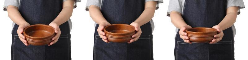 chef con tazza di legno su sfondo bianco foto