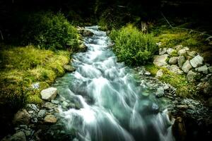 spettacolare montagna paesaggi di cascate e flussi nel livigno nel valtellinese su il confine con Svizzera, nel il estate di 2023 foto