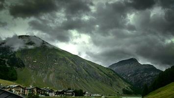 panorama di il cittadina di livigno, un' montagna villaggio nel valtellinese su il confine con Svizzera nel luglio, estate 2023 foto