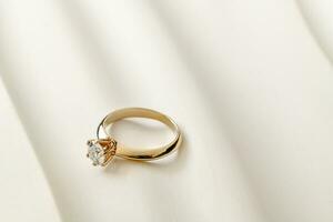 anello di fidanzamento con diamante foto