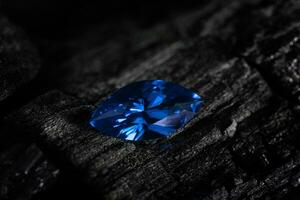 il prezioso blu zaffiro pietra preziosa foto