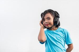 bambina che ascolta musica su cuffie wireless. foto