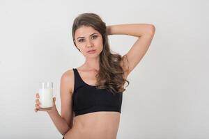 bella giovane donna con latte di vetro. foto