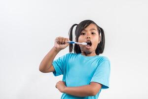 bambina che si lava i denti in studio girato. foto