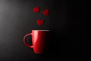 tazza rossa con cuore, concetto di san valentino foto