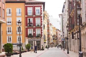 burgos, spagna, 2021 - persone per le strade di burgos foto