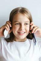 allegro ragazza parlando su bianca premi il bottone Telefono e smartphone verticale Visualizza foto