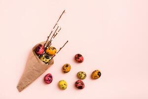 contento Pasqua. dipinto Quaglia uova e figa salice nel involucro carta su rosa sfondo foto