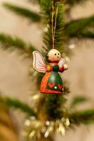 di legno ape nel un grembiule su il rami di un' Natale albero foto
