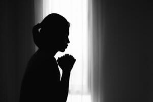 silhouette di religioso giovane donna preghiere per Dio nel il mattina, spiritualità e religione, religioso concetti foto