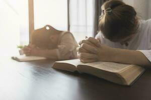 Due donne preghiere culto ritenere. preghiere e lode insieme a casa. preghiere mani con fede nel religione e credenza nel Dio, cristiano religione concetto. foto