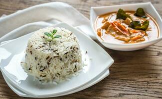 tailandese panang curry con ciotola di bianca e selvaggio riso foto