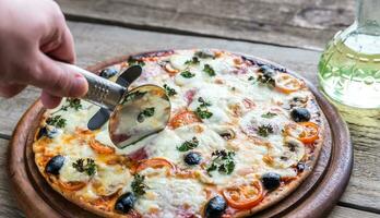 cucinato Pizza su il di legno tavola foto