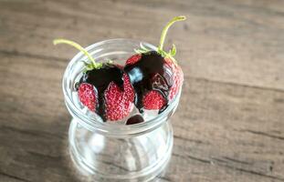 fragole fresche con topping al cioccolato foto