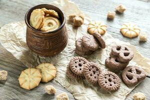 biscotti al burro e con gocce di cioccolato sullo sfondo di legno foto