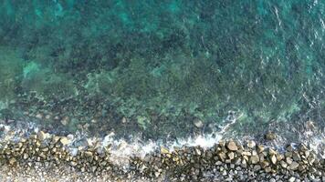 aereo Visualizza di ciottolo spiaggia con blu mare foto